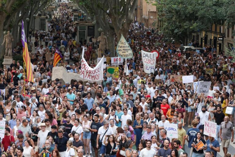 Manifestantes y policías en la avenida Antoni Maura de Palma durante la marcha contra el turismo masivo
