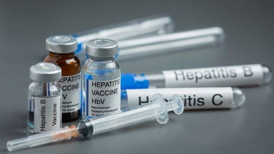 Microscopio con virus de hepatitis C y gráfico de diagnóstico