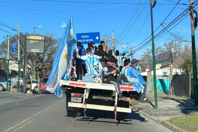 Hinchas argentinos con banderas celebrando en la calle tras la clasificación al Mundial 2026