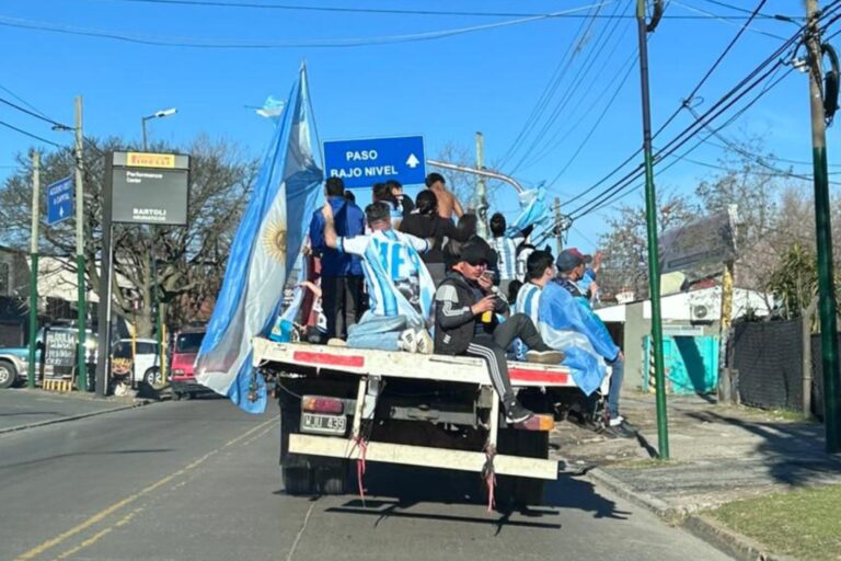 Hinchas argentinos con banderas celebrando en la calle tras la clasificación al Mundial 2026