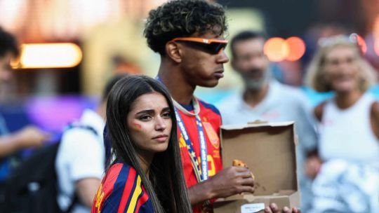 Inés García abrazando a Lamine Yamal durante los festejos del Mundial 2026