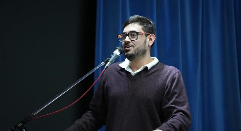 Intendente de Saavedra Matías Nebot durante una charla sobre prevención de adicciones