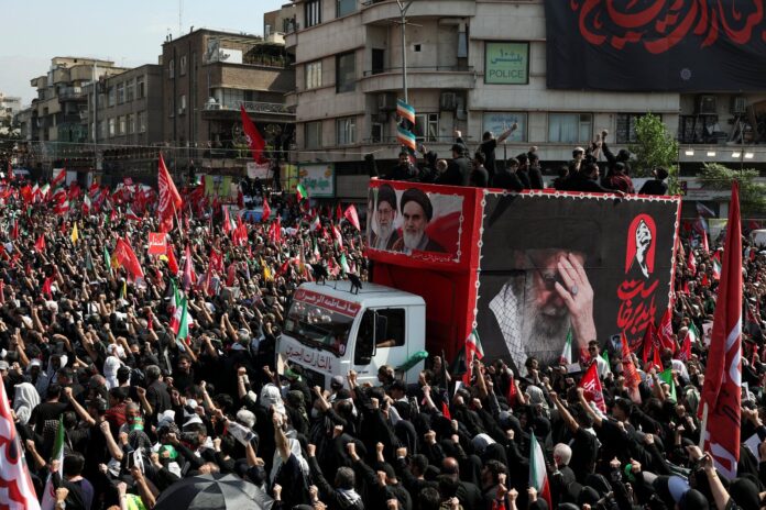 Procesión fúnebre de Ali Khamenei en Teherán con multitud y muros de hormigón