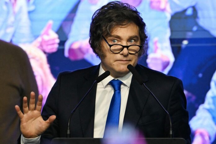 Javier Milei hablando en una conferencia de prensa