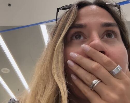 Jimena Barón en el aeropuerto tras cancelación de vuelo