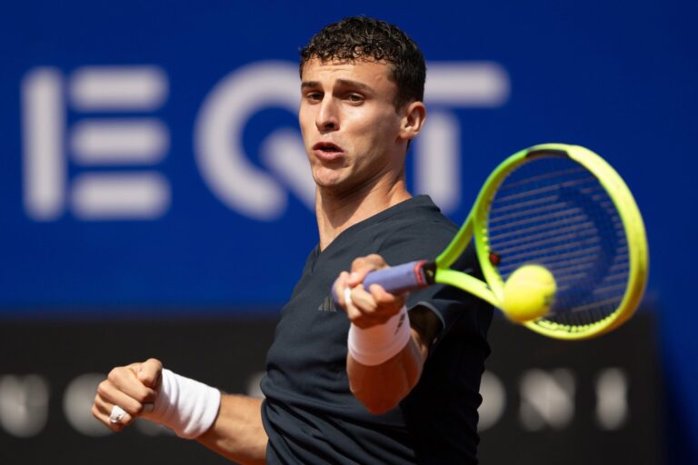 Juan Manuel Cerúndolo jugando un partido de tenis en cancha de polvo de ladrillo