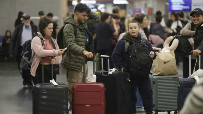kansas-espera-una-marea-argentina-se-disparan-las-busquedas-y-suman-vuelos-para-viajar-a-eeuu Hinchas argentinos con banderas en un estadio de fútbol