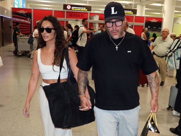 Kiko Rivera en el aeropuerto de Sevilla caminando con dificultad junto a su novia Lola García
