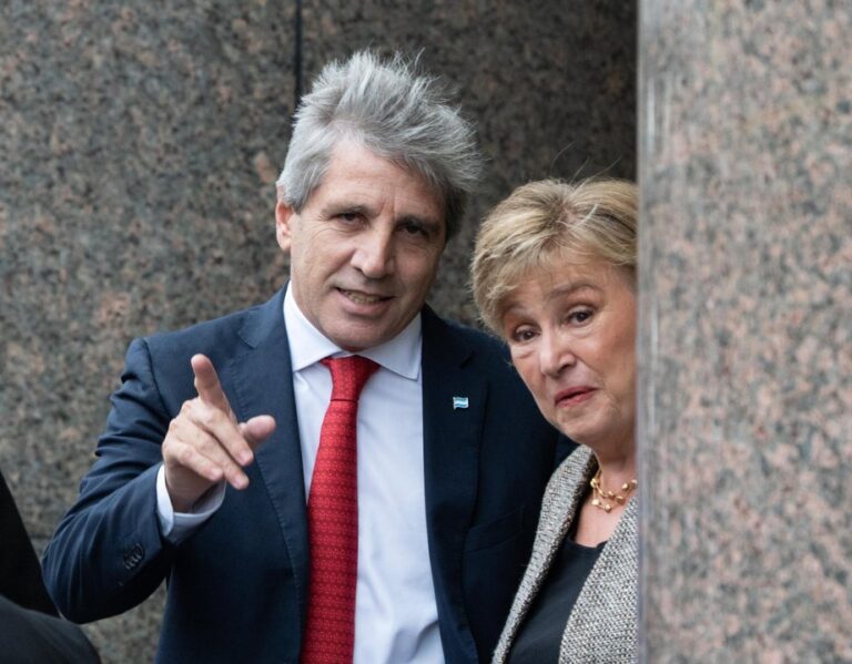 Kristalina Georgieva y Luis Caputo en el ingreso al Ministerio de Economía