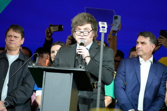 Milei junto a Flávio Bolsonaro en la Convención Nacional del Partido Liberal en Brasil