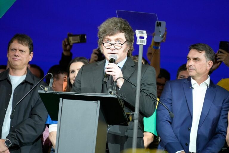 Milei junto a Flávio Bolsonaro en la Convención Nacional del Partido Liberal en Brasil