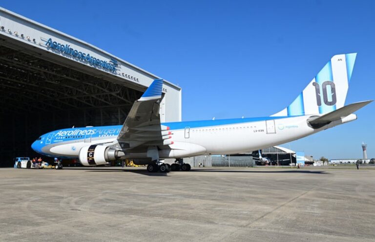 Avión de Aerolíneas Argentinas en pista de aterrizaje en Ezeiza