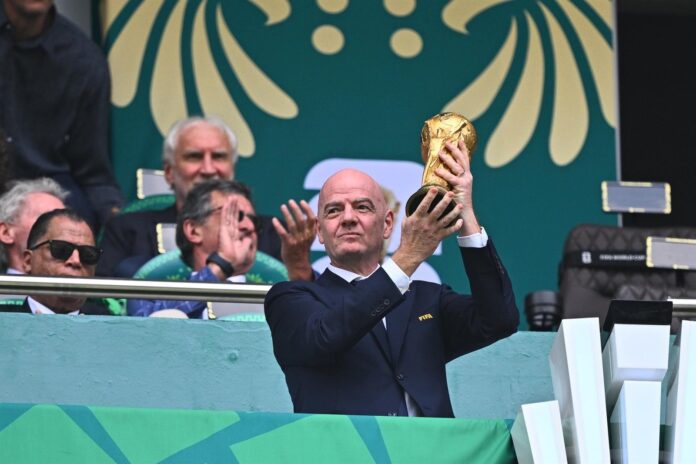 Cofre de Louis Vuitton que transporta el trofeo del Mundial