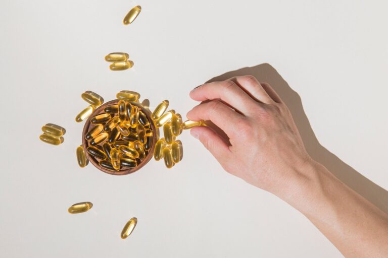 Suplemento de magnesio en cápsulas y alimentos ricos en magnesio como verduras de hoja verde, frutos secos y legumbres