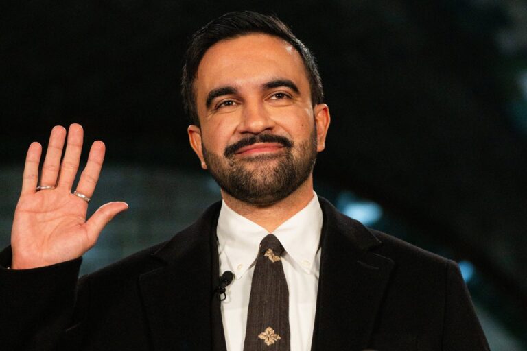 Alcalde Zohran Mamdani firmando una orden ejecutiva en Nueva York