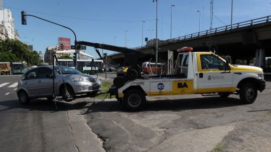 Auto siendo acarreado por grúa en la Ciudad de Buenos Aires