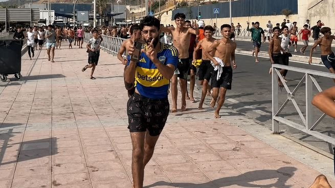 Migrante marroquí con camiseta de Boca Juniors en la frontera de Ceuta