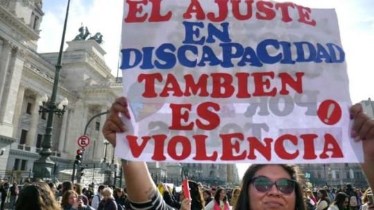 Personas con discapacidad en un centro de día realizando actividades