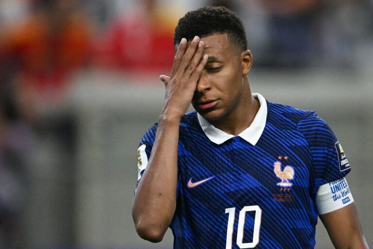 Kylian Mbappé amonestado tras golpear a Unai Simón en semifinal del Mundial