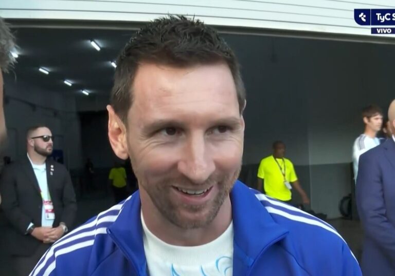 Lionel Messi con la camiseta de la selección argentina y una réplica de la camiseta de Diego Maradona