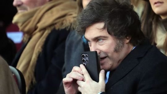 El presidente Javier Milei durante una entrevista en Radio Mitre en la Exposición Rural de Palermo