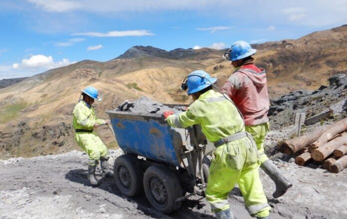 mineria-espera-giro-con-de-la-espriella-acm-preve-inversiones-por-mas-de-us2600-millones Maquinaria de minería en una explotación de cobre en Colombia