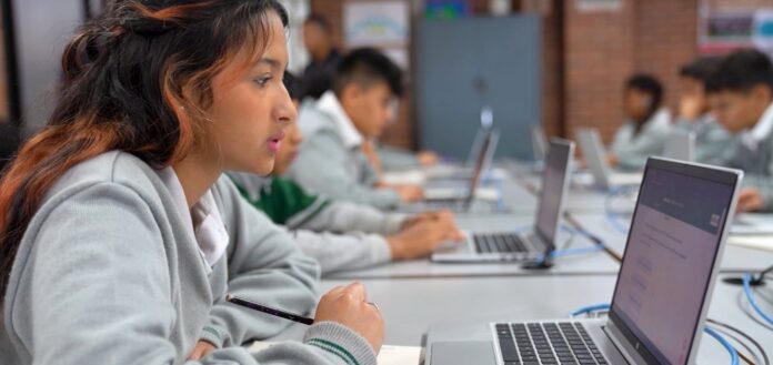 Estudiantes en aula durante prueba educativa Quiero Ser Quiero Saber