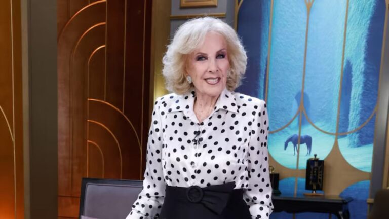 Mirtha Legrand vistiendo un vestido azul intenso con lentejuelas y detalles plateados durante su programa La noche de Mirtha