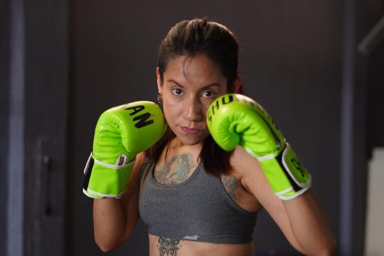 Mujeres entrenando artes marciales mixtas en un gimnasio en Ciudad de Guatemala