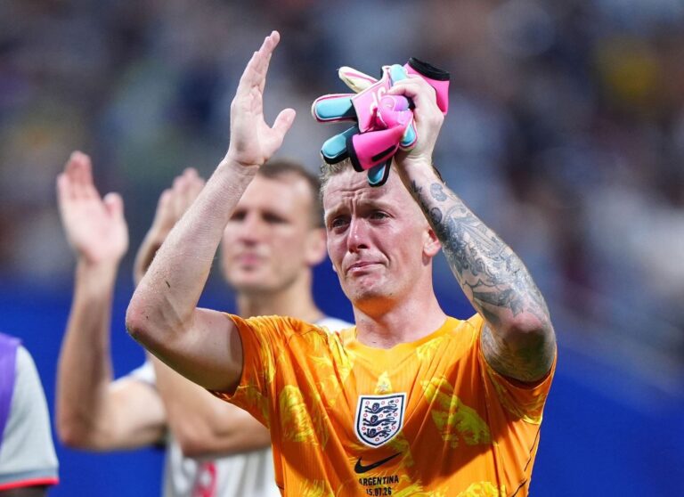 Botella de Jordan Pickford con machete de penales durante el partido Argentina vs Inglaterra en el Mundial 2026