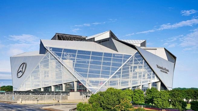 Vista interior del Mercedes-Benz Stadium de Atlanta con su techo retráctil y pantalla circular 360°