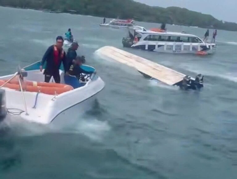 Lancha rápida volcada en el mar cerca de la isla de Phu Quoc, Vietnam