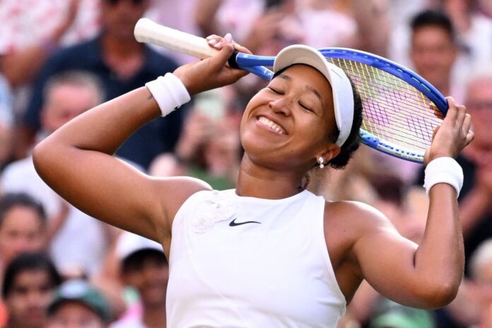 Naomi Osaka celebrando un punto durante el partido contra Aryna Sabalenka en Wimbledon