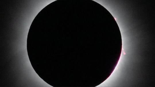 Eclipse solar total visto desde el hemisferio norte