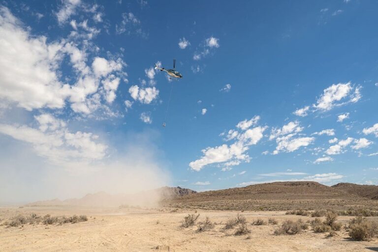 Helicóptero de la NASA sobrevolando Crater Island en Utah durante pruebas de la misión DAVINCI