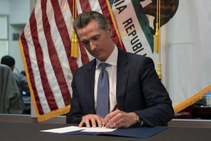 Gavin Newsom firmando proyectos de ley en Sacramento