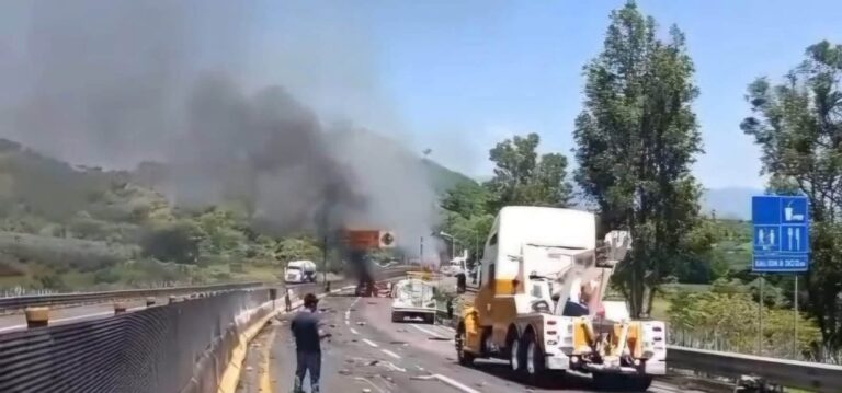 Choque múltiple en autopista Guadalajara-Tepic con vehículos dañados y personal de emergencia