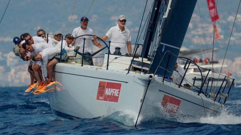 Velero Hispania TP52 de la Armada Española navegando