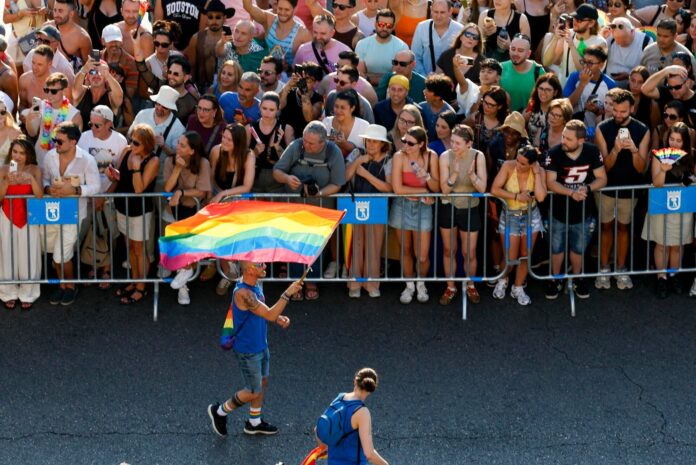 Multitud en la manifestación del Orgullo LGTBI+ en Madrid con banderas arcoíris y carrozas