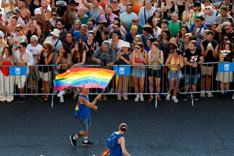 Multitud en la manifestación del Orgullo LGTBI+ en Madrid con banderas arcoíris y carrozas