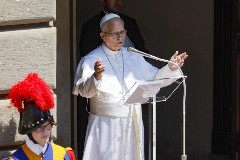 Papa León XIV durante el rezo del Ángelus en Castel Gandolfo