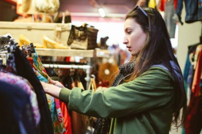 Empleados de comercio en un local minorista durante julio de 2026