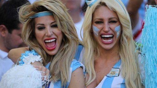 Vicky Xipolitakis recibe un pelotazo en la cabeza durante el partido Argentina vs Suiza