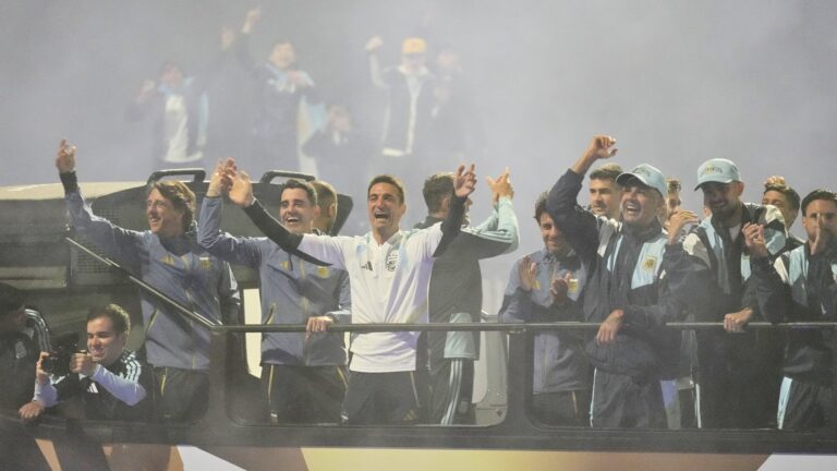 Micro descapotable de la selección argentina en la autopista Riccheri con hinchas a los costados