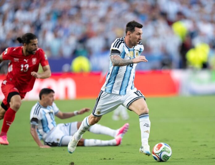 Messi con brazalete negro durante el partido ante Suiza