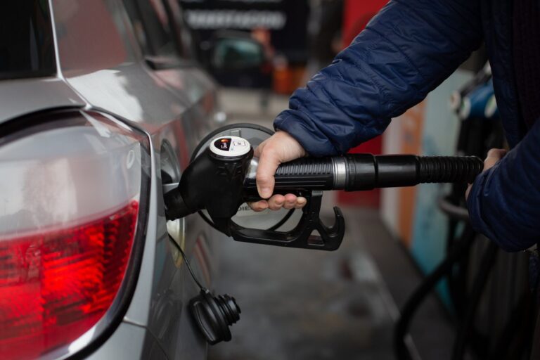 Estación de servicio con surtidores de combustible en España