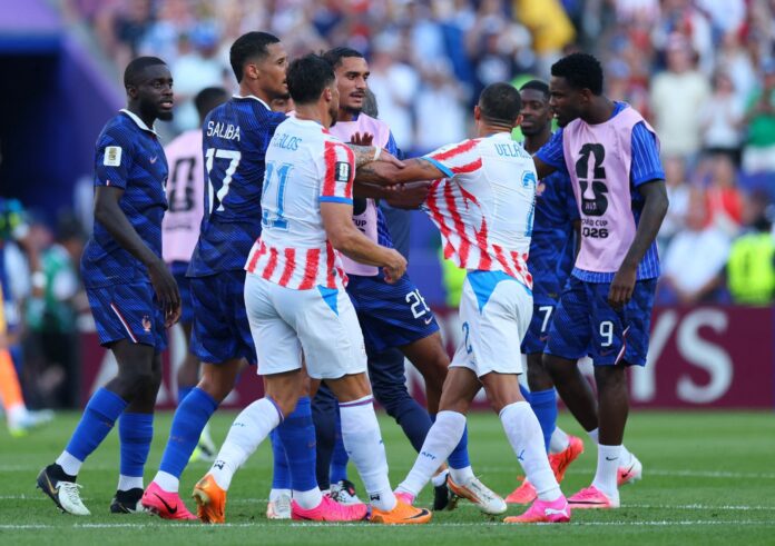 Jugadores de Paraguay y Francia en el partido del Mundial