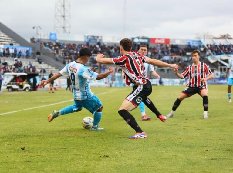Partido de fútbol Gimnasia de Jujuy vs Chacarita estadio 23 de Agosto