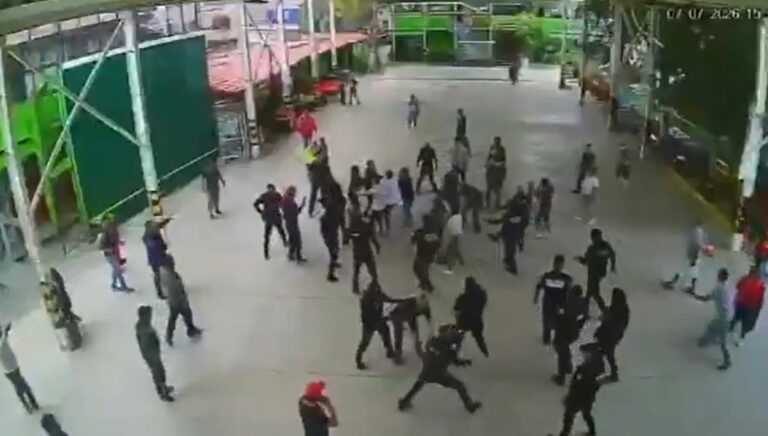 Detención de profesor Alfonso Parra en escuela de Ixtapaluca