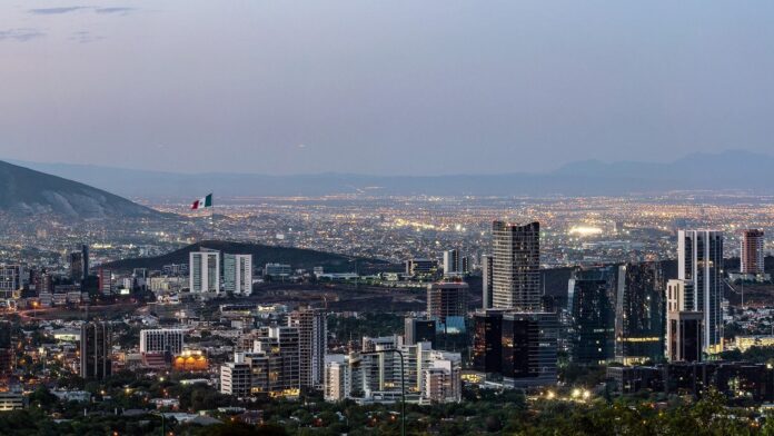 Mapa del clima en Monterrey con temperaturas y nubosidad